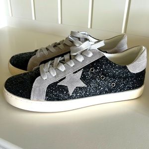 BRAND NEW white raven sneaker by VICI collection . Sizes 8.5, 9